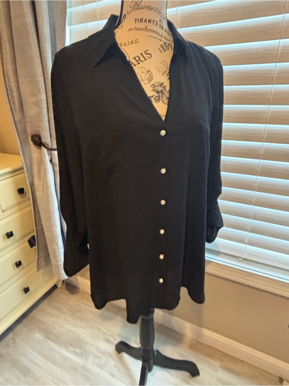 Express Black Pearl-Button V-Neck Button-Down Blouse nwt